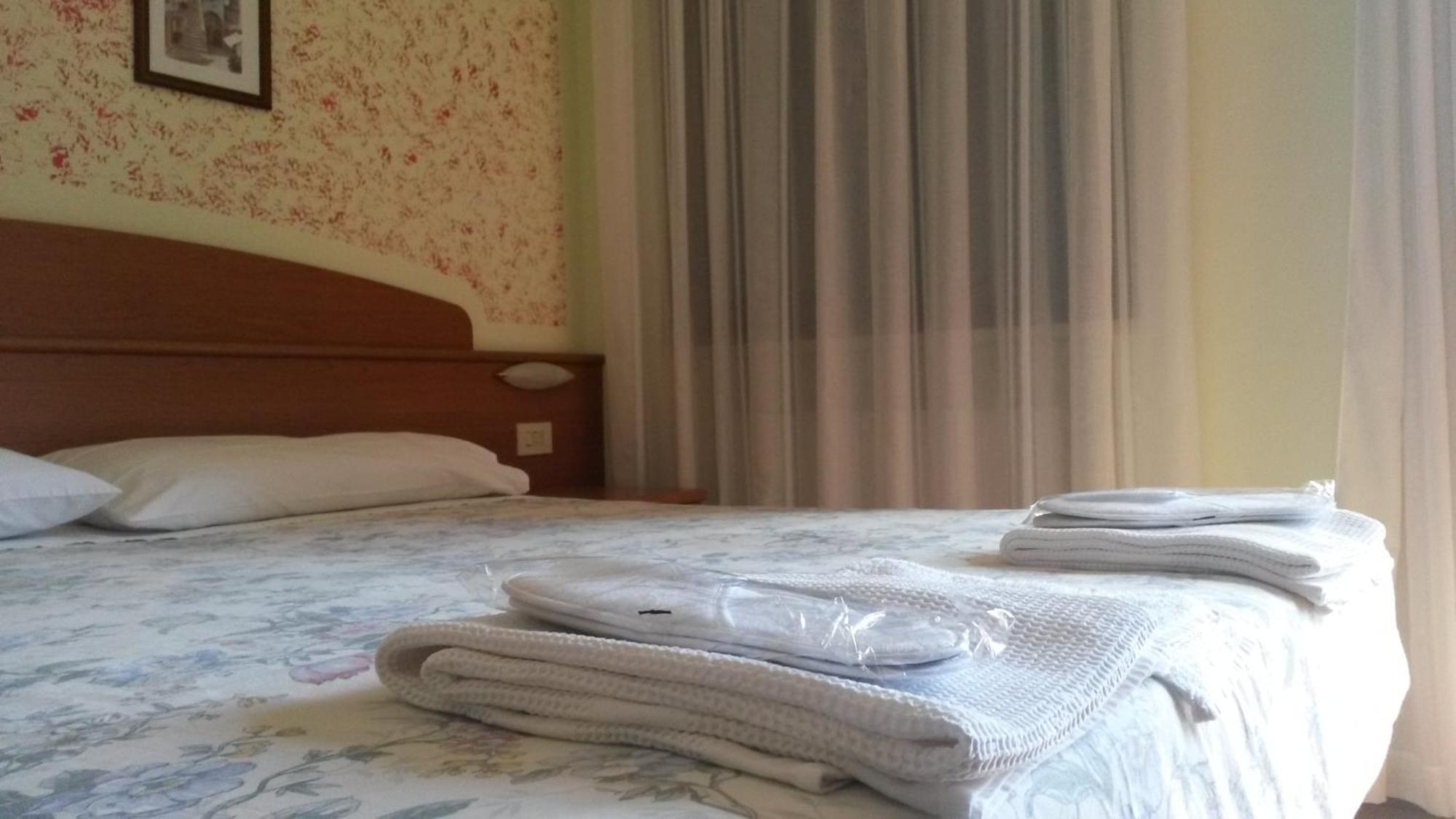 Albergo Al Castello ريكوارو تيرمي الغرفة الصورة