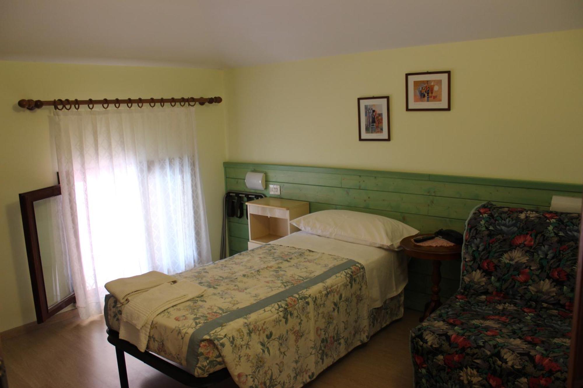 Albergo Al Castello ريكوارو تيرمي الغرفة الصورة