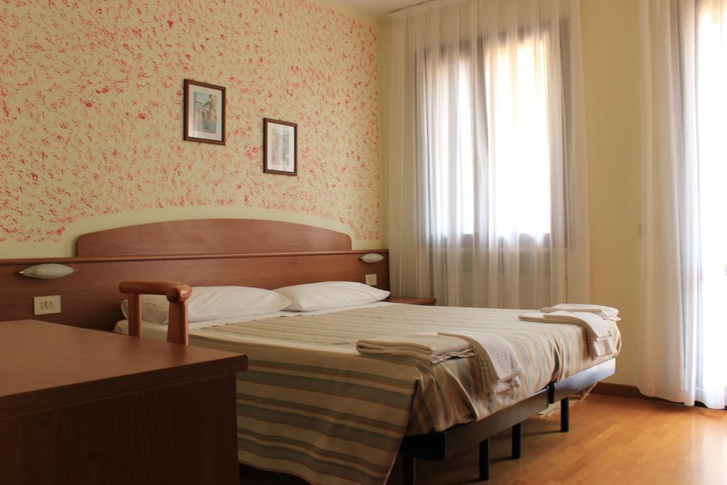 Albergo Al Castello ريكوارو تيرمي الغرفة الصورة
