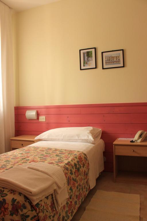 Albergo Al Castello ريكوارو تيرمي الغرفة الصورة